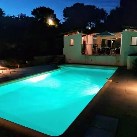 Mazet De Charme Avec Piscine Privee 尼姆